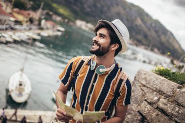 Sırt çantalı yakışıklı sakallı turist şehir boyunca seyahat ediyor.. 