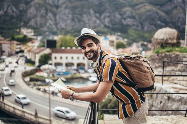 Guapo Barbudo Turista Con Mochila Está Haciendo Viajes Por Ciudad —  Fotos de Stock