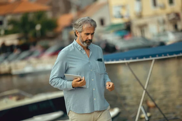 Retrato Aposentadoria Bonito Homem Sênior Segurando Tablet Computador Frente Mar — Fotografia de Stock