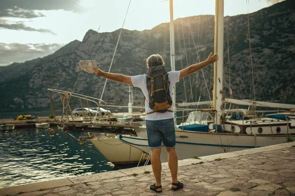 Zpět Pohled Turista Dospělý Muž Stojící Mapou Batohem Blízkosti Moře — Stock fotografie