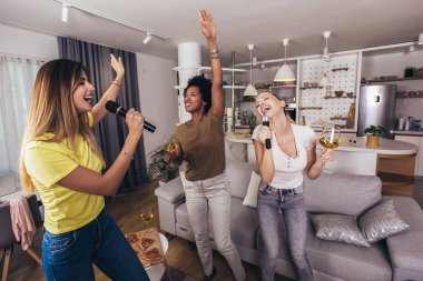 Bir grup genç kadın karaokede boş zaman geçirir, şarkı söyler ve birlikte eğlenirler, arkadaşlarıyla, evlerinde..
