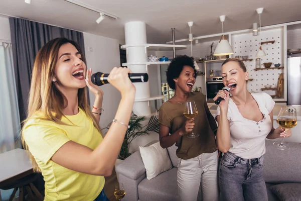 Bir Grup Genç Kadın Karaokede Boş Zaman Geçirir Şarkı Söyler — Stok fotoğraf