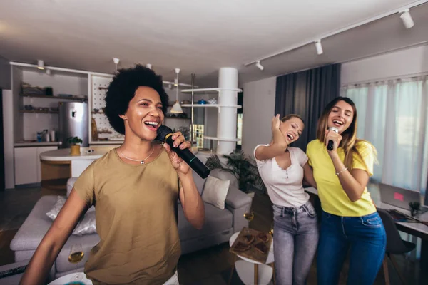 Група Молодих Жінок Проводить Вільний Час Караоке Співає Розважається Разом — стокове фото