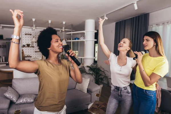 Grupo Mujeres Jóvenes Pasar Tiempo Libre Karaoke Cantar Divertirse Juntos —  Fotos de Stock