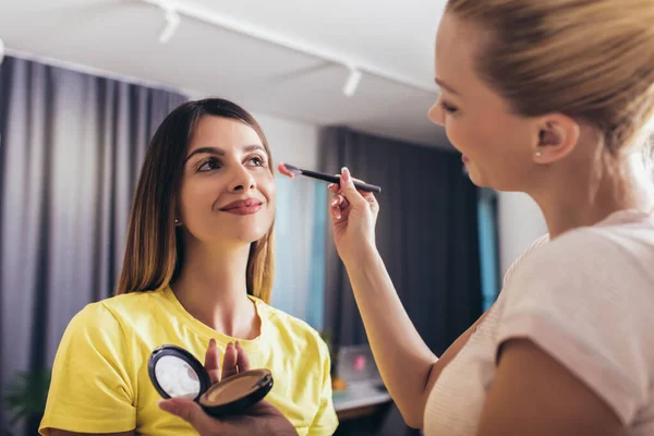 Visagistin Arbeitet Ihrem Freund — Stockfoto