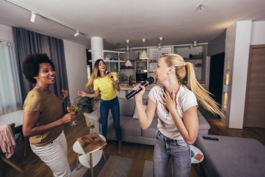 Bir grup genç kadın karaokede boş zaman geçirir, şarkı söyler ve birlikte eğlenirler, arkadaşlarıyla, evlerinde..