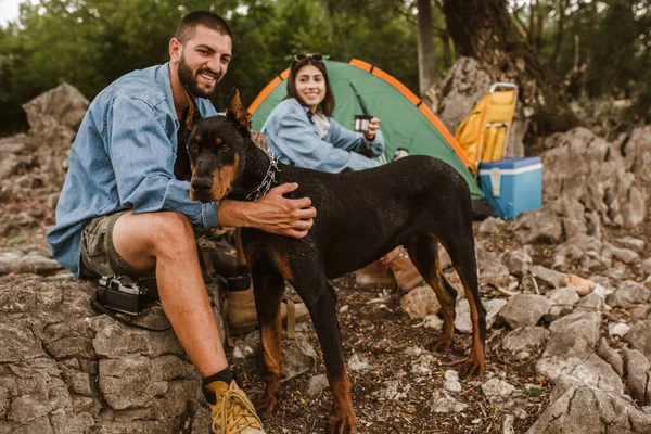 Férfiak Nők Doberman Ülnek Székekben Sátor Előtt Kávéznak Beszélgetnek Kempingezés — Stock Fotó