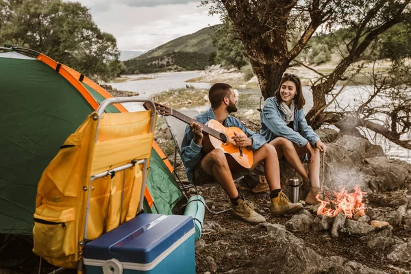 Romantisk Par Sitter Ved Bålet Vakkert Par Som Nyter Campingplassen – stockfoto