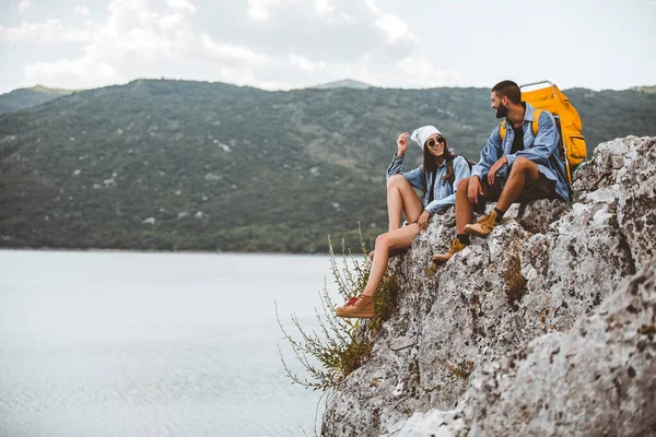 Caminhantes Com Mochilas Sentadas Penhasco Desfrutando Lago Montanha — Fotografia de Stock