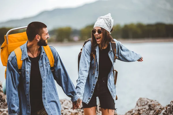 Caminhantes Com Mochilas Andando Desfrutando Lago Montanha — Fotografia de Stock