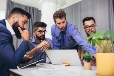 Toplantı odasında iş arkadaşları, birlikte masaya oturmak, fikirleri paylaşmak, proje stratejisini tartışmak..