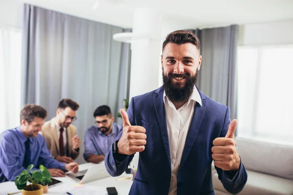 Líder Ceo Treinador Negócios Profissional Olhando Para Câmera Posando Escritório — Fotografia de Stock