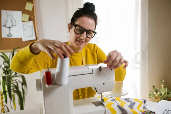 彼女の家でミシンをかけている女性 縫製機械における女性のシームレスストレス作業 — ストック写真