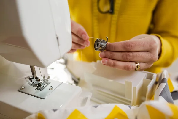 女裁缝在缝纫机上工作 — 图库照片