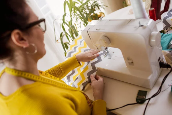 Näherin Einer Nähmaschine Ihrem Haus Näherinnen Arbeiten Der Nähmaschine — Stockfoto