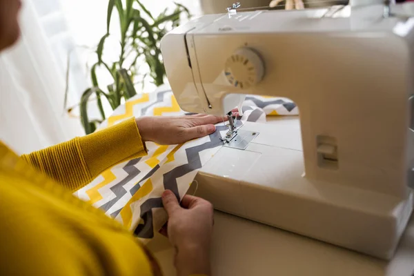 女人在家里的缝纫机上缝纫 女裁缝在缝纫机上工作 — 图库照片