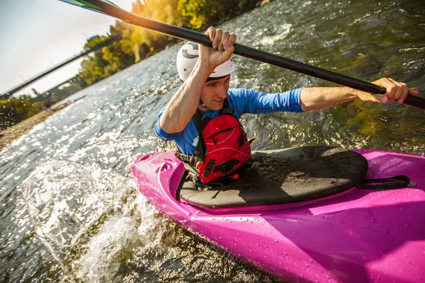 Kayak Whitewater Rafting Sportivo Estremo Guy Kayak Naviga Fiume Montagna — Foto Stock