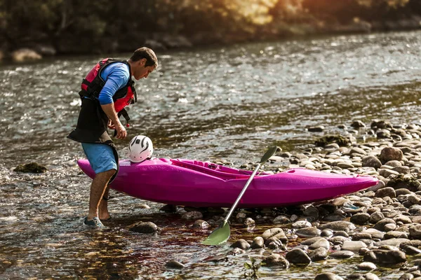 Mann Bereitet Sich Auf Kajaktour Auf Gebirgsfluss Vor — Stockfoto