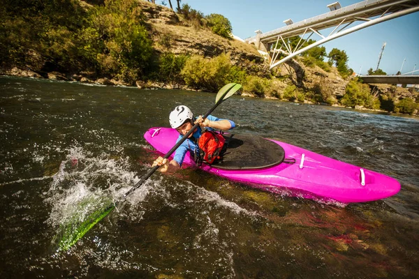 Wildwasser Kajakfahren Extremsport Rafting Kerl Kajak Segelt Gebirgsfluss — Stockfoto