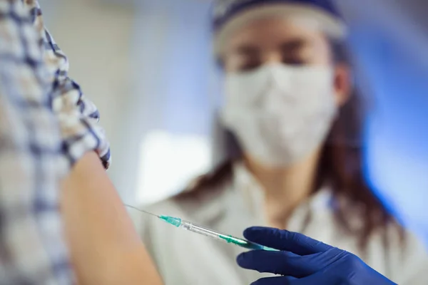 Young Woman Nurse Surgical Mask Face Shild Giving Injection Senior — Stock Photo, Image