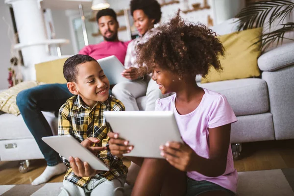 Afrika Kökenli Amerikalı Erkek Kız Yerde Yatıp Dijital Tablet Kullanıyorlar — Stok fotoğraf