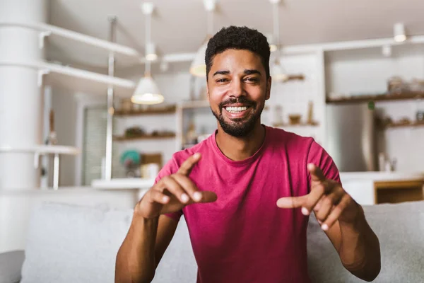 Porträt Afrikanisch Amerikanischer Mann Gestikuliert Mit Den Händen — Stockfoto