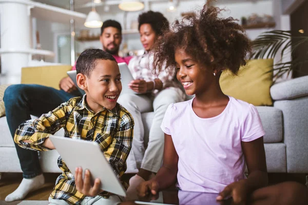 Menino Menina Afro Americanos Deitados Chão Usando Tablet Digital Família — Fotografia de Stock