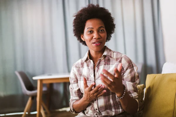 Porträtt Afrikansk Amerikansk Kvinna Gestikulerar Med Händerna — Stockfoto