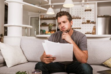 Evrak işleriyle uğraşan genç bir adam.