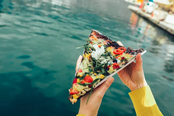 Рука Жінки Тримає Італійську Піцу Чорним Тістом Овочами Море — стокове фото