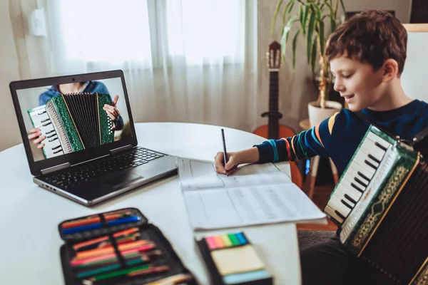 Konzentrierter Junge Der Akkordeongitarre Spielt Und Den Online Kurs Laptop — Stockfoto
