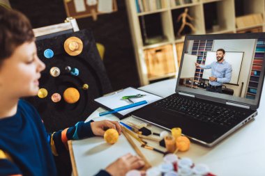 Çocuk bilim projesini sunuyor. Güneş sistemimizin gezegenleri. Uzaklık öğrenimi çevrimiçi eğitim.