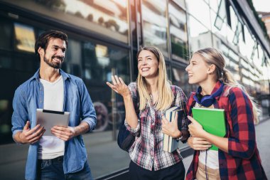 Eğitim, kampüs, arkadaşlık ve insan konsepti. Bir grup mutlu öğrenci dışarıda.