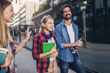 Eğitim, kampüs, arkadaşlık ve insan konsepti. Bir grup mutlu öğrenci dışarıda.