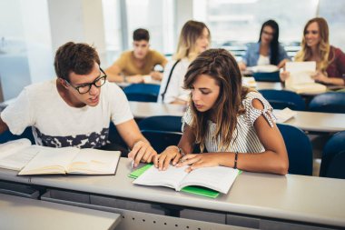 Üniversitede bir grup öğrenci.