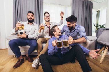 Heyecanlı erkekler maç izliyor, şampiyonluk maçı evde..