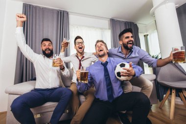 Heyecanlı erkekler maç izliyor, şampiyonluk maçı evde..