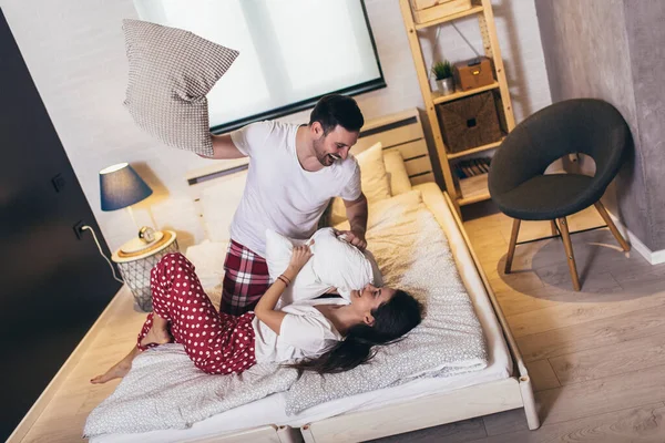 Happy Young Couple Having Fun Bed Couple Having Fun While — 图库照片