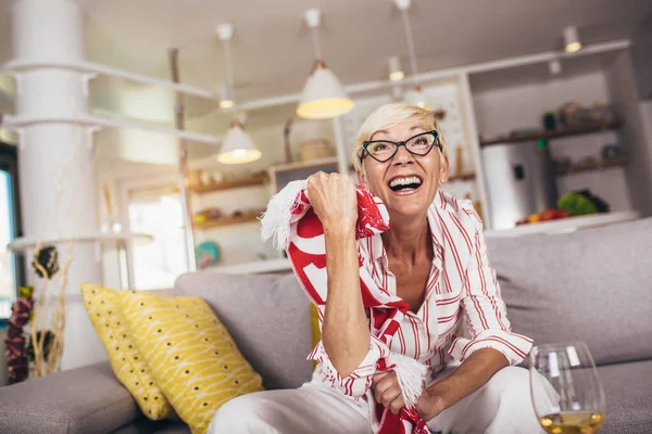 Starsza Kobieta Emocjonalnie Ogląda Piłkę Nożną Telewizji Świętuje Zwycięstwo Domu — Zdjęcie stockowe