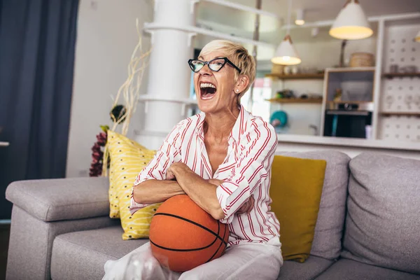 Starší Žena Emocionálně Sledovat Basketbal Televizi Slaví Vítězství Doma — Stock fotografie