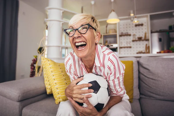 Starší Žena Emocionálně Sledovat Fotbal Televizi Slaví Vítězství Doma — Stock fotografie