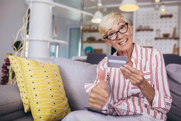 Lachende Volwassen Vrouw Online Winkelen Met Creditcard Met Behulp Van — Stockfoto