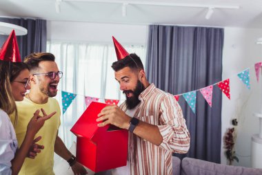 Partideki en iyi arkadaşlar grubu. Kutlama, arkadaşlar, parti ve doğum günü konsepti