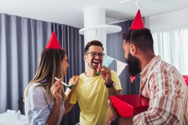 Partideki en iyi arkadaşlar grubu. Kutlama, arkadaşlar, parti ve doğum günü konsepti