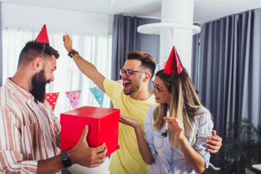 Partideki en iyi arkadaşlar grubu. Kutlama, arkadaşlar, parti ve doğum günü konsepti