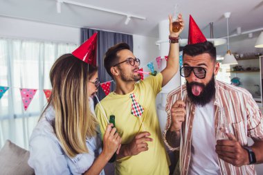 Partideki en iyi arkadaşlar grubu. Kutlama, arkadaşlar, parti ve doğum günü konsepti