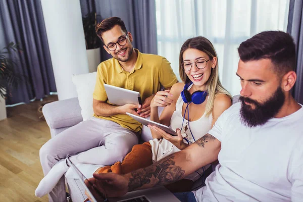 Amigos Usando Dispositivo Digital Sentado Sofá Sala Estar Casa — Foto de Stock