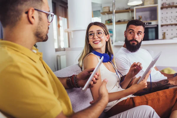 Amigos Usando Dispositivo Digital Sentado Sofá Sala Estar Casa — Foto de Stock