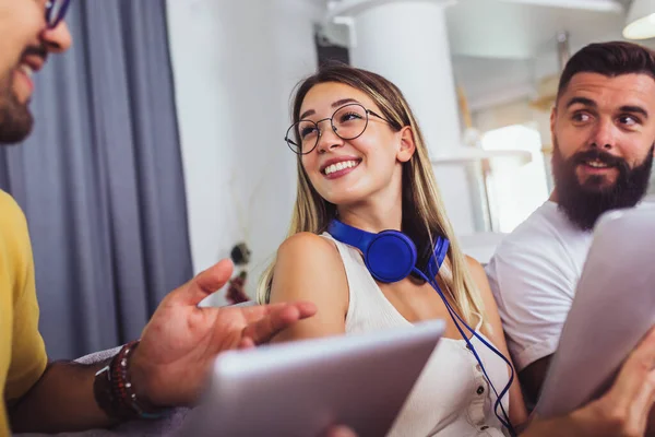 Amigos Usando Dispositivo Digital Sentado Sofá Sala Estar Casa — Foto de Stock