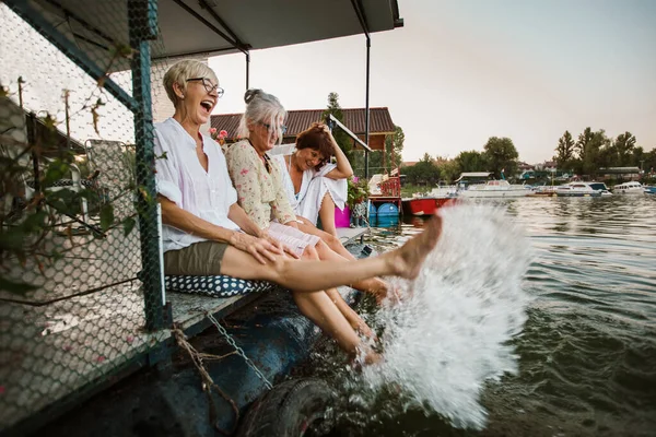 Son Sınıf Bayan Arkadaşları Nehir Kenarındaki Kulübede Eğleniyorlar — Stok fotoğraf